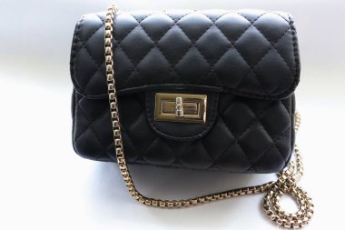 Beyaz arka planda siyah deri çanta