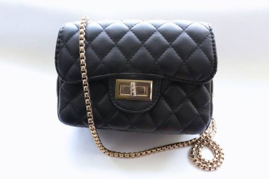 Beyaz bir zincire bağlı siyah çanta.