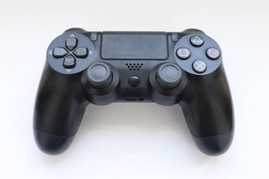 Oyun joystick, Modern siyah video oyun denetleyici - konsol ve PC için ergonomik oyun aksesuarı, beyaz arka planda oyun denetleyici, beyaz arkaplanda joystick 