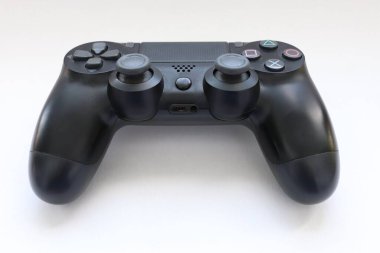 Oyun joystick, Modern siyah video oyun denetleyici - konsol ve PC için ergonomik oyun aksesuarı, beyaz arka planda oyun denetleyici, beyaz arkaplanda joystick 