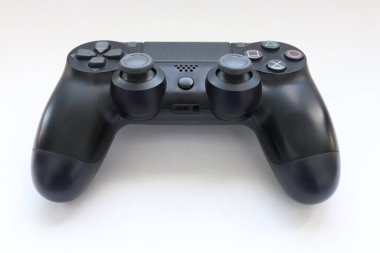 Oyun joystick, Modern siyah video oyun denetleyici - konsol ve PC için ergonomik oyun aksesuarı, beyaz arka planda oyun denetleyici, beyaz arkaplanda joystick 