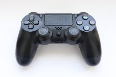 Oyun joystick, Modern siyah video oyun denetleyici - konsol ve PC için ergonomik oyun aksesuarı, beyaz arka planda oyun denetleyici, beyaz arkaplanda joystick 