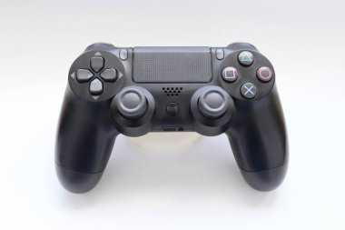 Oyun joystick, Modern siyah video oyun denetleyici - konsol ve PC için ergonomik oyun aksesuarı, beyaz arka planda oyun denetleyici, beyaz arkaplanda joystick 