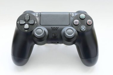 Oyun joystick, Modern siyah video oyun denetleyici - konsol ve PC için ergonomik oyun aksesuarı, beyaz arka planda oyun denetleyici, beyaz arkaplanda joystick 