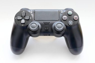 Oyun joystick, Modern siyah video oyun denetleyici - konsol ve PC için ergonomik oyun aksesuarı, beyaz arka planda oyun denetleyici, beyaz arkaplanda joystick 