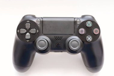 Oyun joystick, Modern siyah video oyun denetleyici - konsol ve PC için ergonomik oyun aksesuarı, beyaz arka planda oyun denetleyici, beyaz arkaplanda joystick 