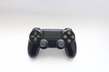 Oyun joystick, Modern siyah video oyun denetleyici - konsol ve PC için ergonomik oyun aksesuarı, beyaz arka planda oyun denetleyici, beyaz arkaplanda joystick 