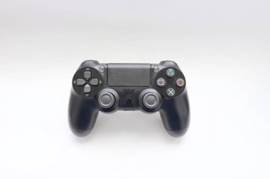 Oyun joystick, Modern siyah video oyun denetleyici - konsol ve PC için ergonomik oyun aksesuarı, beyaz arka planda oyun denetleyici, beyaz arkaplanda joystick 