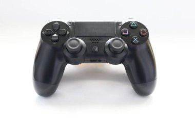 Oyun joystick, Modern siyah video oyun denetleyici - konsol ve PC için ergonomik oyun aksesuarı, beyaz arka planda oyun denetleyici, beyaz arkaplanda joystick 