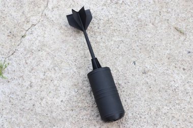 Bahçedeki bahçe için siyah plastik sulama kutusu..