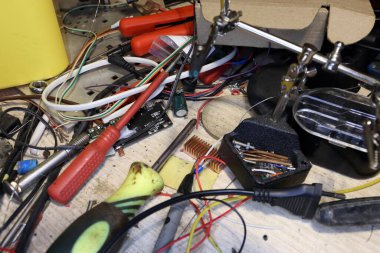 Elektronik panonun tornavidayla yakın plan çekimi.