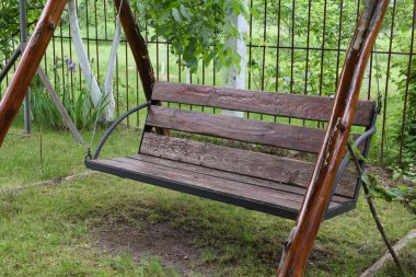  Parkta tahta salıncak