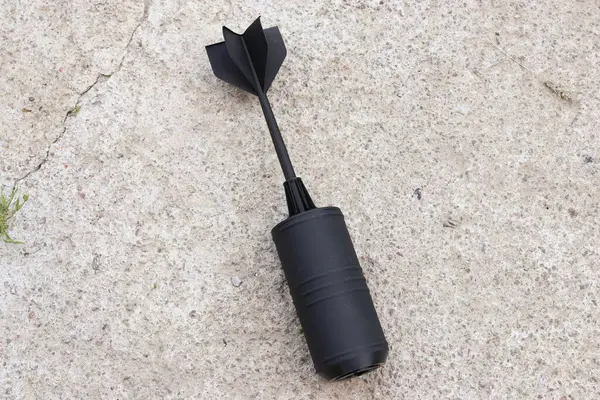 Yere siyah plastik kürek.