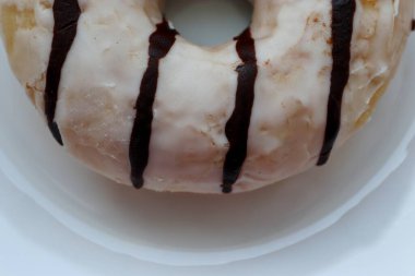 Donut, jöleli süt ve beyaz arka planda dolgulu çikolatalı çörek.,