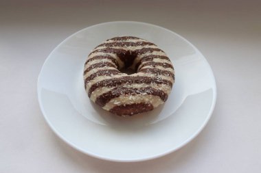 donut, çikolatalı-hindistan cevizli, kahverengi ve beyaz çörek, yiyecek, tatlı, şeker, tatlılar, ürünler, yiyecek, çörek, tatlı, kek, tatlı, tatlı, izole edilmiş, kahvaltı, şeker, beyaz, fırın, pasta, çerez, çikolata, 