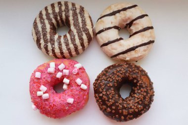 Beyaz Yüzey Şekerleme Arkaplanında Çikolata ve Pembe Cilalı Dört Renkli Donut Görünümü