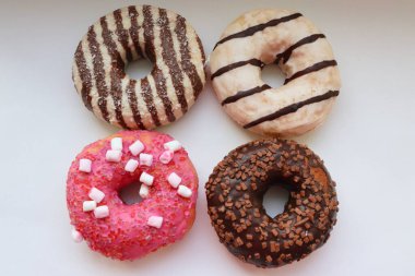 Beyaz Yüzey Şekerleme Arkaplanında Çikolata ve Pembe Cilalı Dört Renkli Donut Görünümü