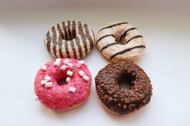 Beyaz Yüzey Şekerleme Arkaplanında Çikolata ve Pembe Cilalı Dört Renkli Donut Görünümü