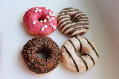 Beyaz Yüzey Şekerleme Arkaplanında Çikolata ve Pembe Cilalı Dört Renkli Donut Görünümü