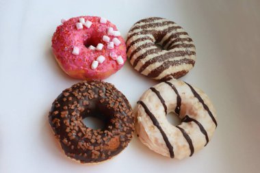 Beyaz Yüzey Şekerleme Arkaplanında Çikolata ve Pembe Cilalı Dört Renkli Donut Görünümü
