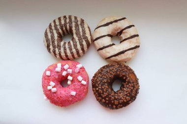 Beyaz Yüzey Şekerleme Arkaplanında Çikolata ve Pembe Cilalı Dört Renkli Donut Görünümü