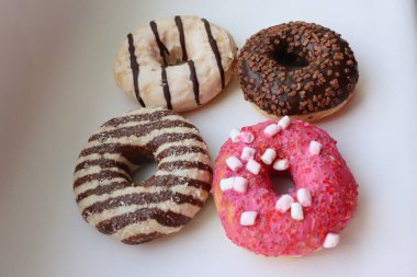 Beyaz Yüzey Şekerleme Arkaplanında Çikolata ve Pembe Cilalı Dört Renkli Donut Görünümü