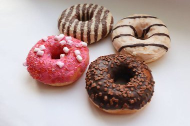 Beyaz Yüzey Şekerleme Arkaplanında Çikolata ve Pembe Cilalı Dört Renkli Donut Görünümü