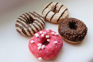 Beyaz Yüzey Şekerleme Arkaplanında Çikolata ve Pembe Cilalı Dört Renkli Donut Görünümü