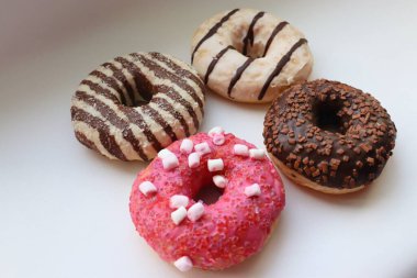 Beyaz Yüzey Şekerleme Arkaplanında Çikolata ve Pembe Cilalı Dört Renkli Donut Görünümü