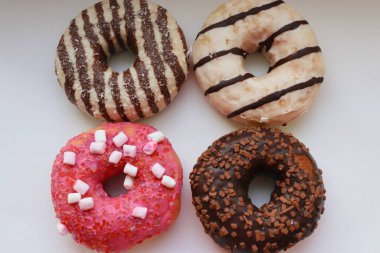 Beyaz Yüzey Şekerleme Arkaplanında Çikolata ve Pembe Cilalı Dört Renkli Donut Görünümü