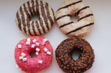 Beyaz Yüzey Şekerleme Arkaplanında Çikolata ve Pembe Cilalı Dört Renkli Donut Görünümü