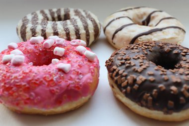 Beyaz Yüzey Şekerleme Arkaplanında Çikolata ve Pembe Cilalı Dört Renkli Donut Görünümü