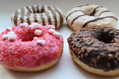 Beyaz Yüzey Şekerleme Arkaplanında Çikolata ve Pembe Cilalı Dört Renkli Donut Görünümü