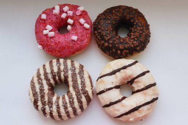 Beyaz Yüzey Şekerleme Arkaplanında Çikolata ve Pembe Cilalı Dört Renkli Donut Görünümü