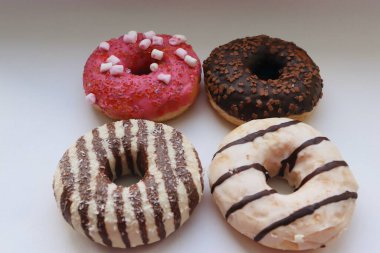 Beyaz Yüzey Şekerleme Arkaplanında Çikolata ve Pembe Cilalı Dört Renkli Donut Görünümü