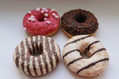 Beyaz Yüzey Şekerleme Arkaplanında Çikolata ve Pembe Cilalı Dört Renkli Donut Görünümü