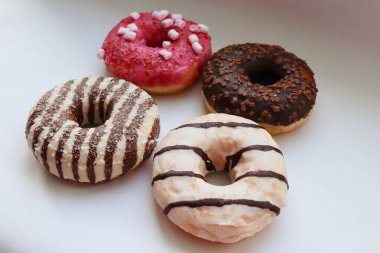 Beyaz Yüzey Şekerleme Arkaplanında Çikolata ve Pembe Cilalı Dört Renkli Donut Görünümü