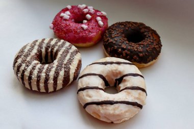 Beyaz Yüzey Şekerleme Arkaplanında Çikolata ve Pembe Cilalı Dört Renkli Donut Görünümü