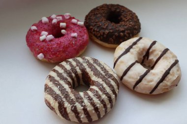 Beyaz Yüzey Şekerleme Arkaplanında Çikolata ve Pembe Cilalı Dört Renkli Donut Görünümü