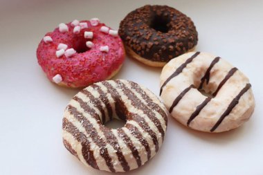 Beyaz Yüzey Şekerleme Arkaplanında Çikolata ve Pembe Cilalı Dört Renkli Donut Görünümü