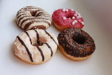 Beyaz Yüzey Şekerleme Arkaplanında Çikolata ve Pembe Cilalı Dört Renkli Donut Görünümü