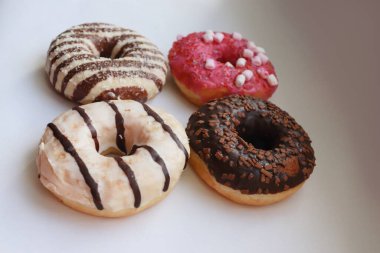 Beyaz Yüzey Şekerleme Arkaplanında Çikolata ve Pembe Cilalı Dört Renkli Donut Görünümü