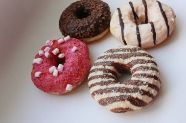 Beyaz Yüzey Şekerleme Arkaplanında Çikolata ve Pembe Cilalı Dört Renkli Donut Görünümü