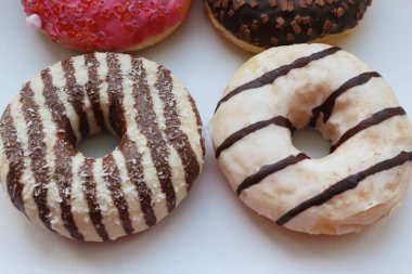 Beyaz Yüzey Şekerleme Arkaplanında Çikolata ve Pembe Cilalı Dört Renkli Donut Görünümü