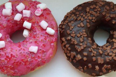 Beyaz Yüzey Şekerleme Arkaplanında Çikolata ve Pembe Cilalı Dört Renkli Donut Görünümü