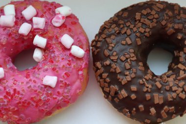 Beyaz Yüzey Şekerleme Arkaplanında Çikolata ve Pembe Cilalı Dört Renkli Donut Görünümü