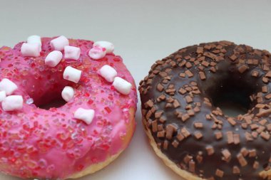 Beyaz Yüzey Şekerleme Arkaplanında Çikolata ve Pembe Cilalı Dört Renkli Donut Görünümü