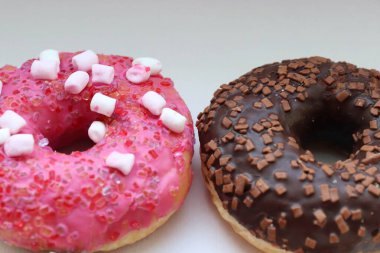 Beyaz Yüzey Şekerleme Arkaplanında Çikolata ve Pembe Cilalı Dört Renkli Donut Görünümü