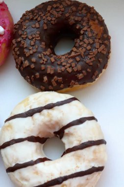 Beyaz Yüzey Şekerleme Arkaplanında Çikolata ve Pembe Cilalı Dört Renkli Donut Görünümü