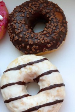 Beyaz Yüzey Şekerleme Arkaplanında Çikolata ve Pembe Cilalı Dört Renkli Donut Görünümü